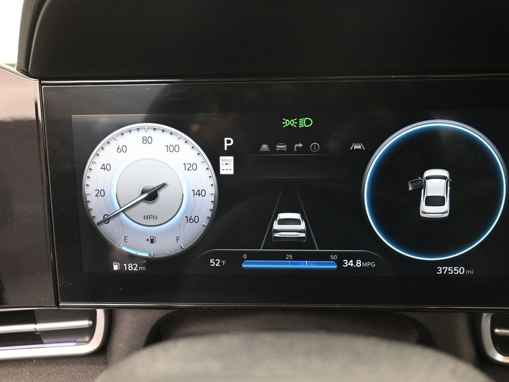 Hyundai Elantra Vehicle Full-screen Gallery Image 10