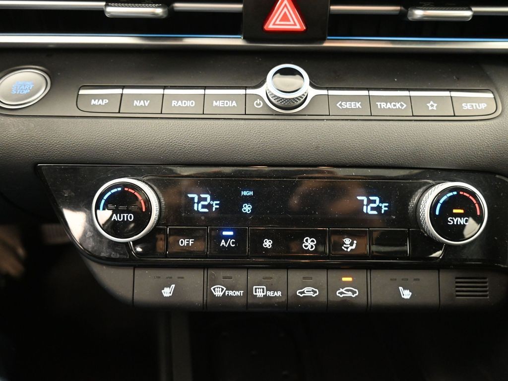 Hyundai Elantra Vehicle Full-screen Gallery Image 12