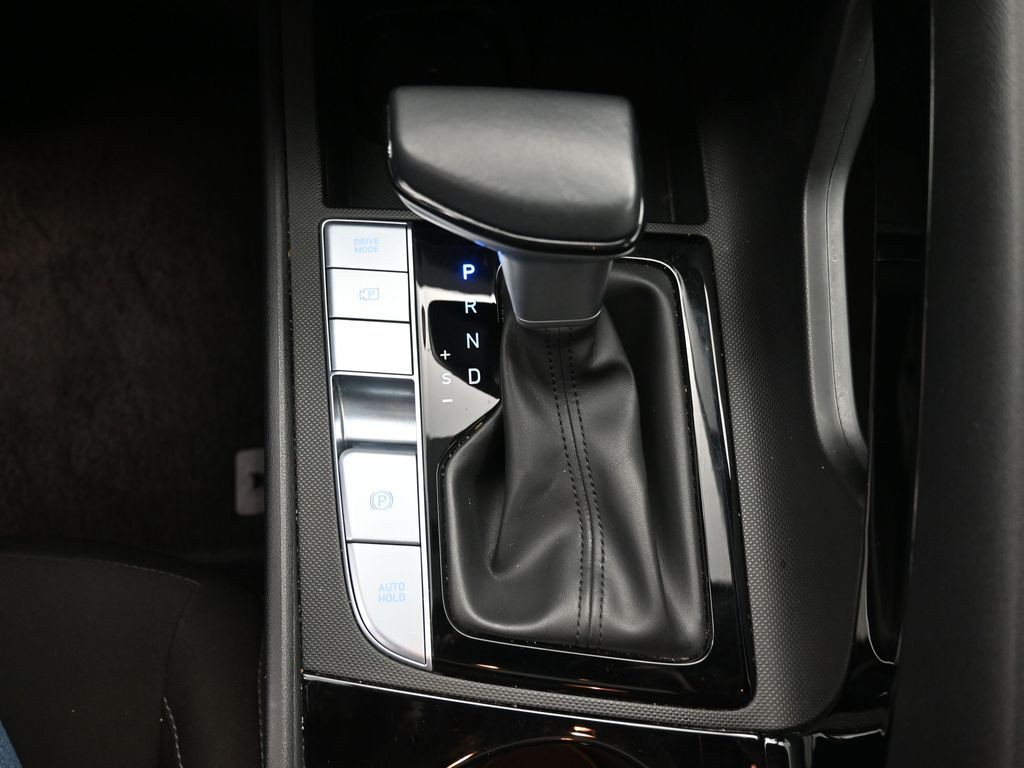 Hyundai Elantra Vehicle Full-screen Gallery Image 14