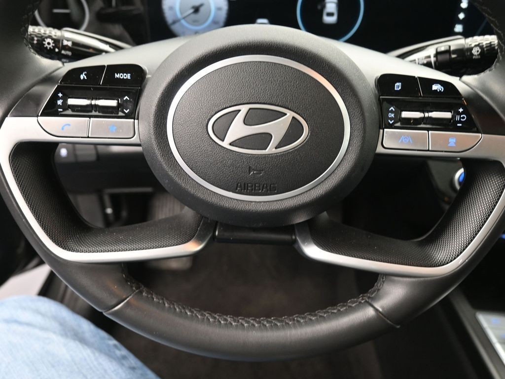 Hyundai Elantra Vehicle Full-screen Gallery Image 15