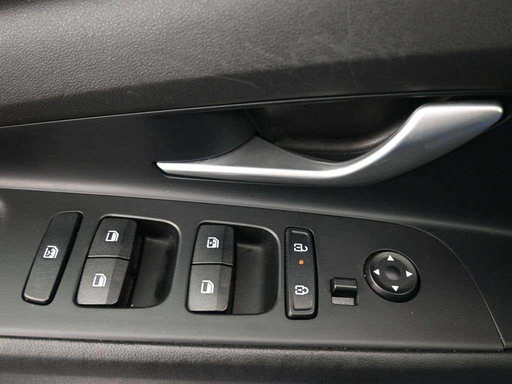 Hyundai Elantra Vehicle Full-screen Gallery Image 17