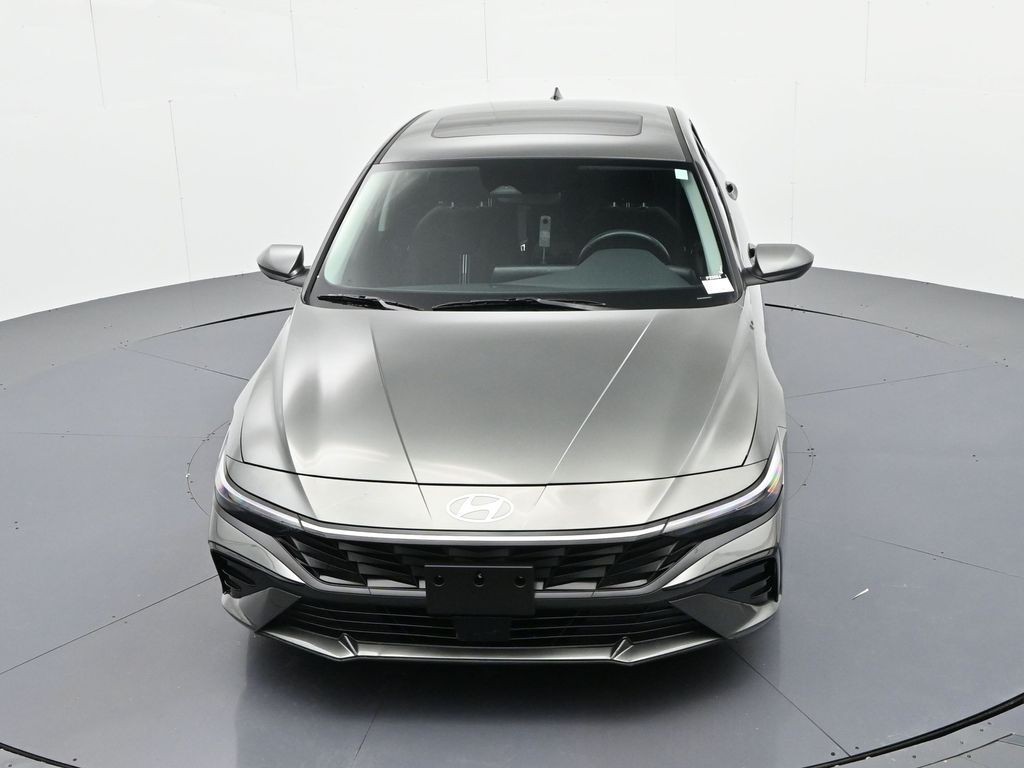 Hyundai Elantra Vehicle Full-screen Gallery Image 22