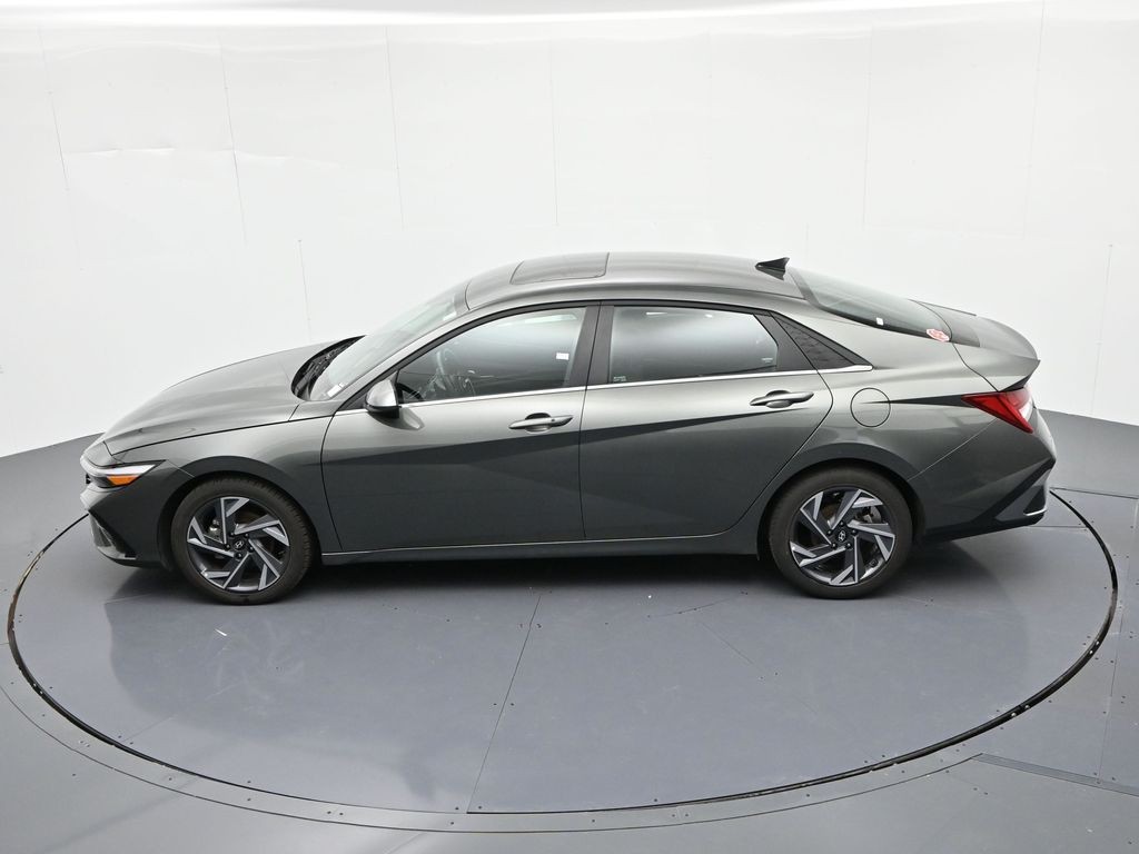 Hyundai Elantra Vehicle Full-screen Gallery Image 24