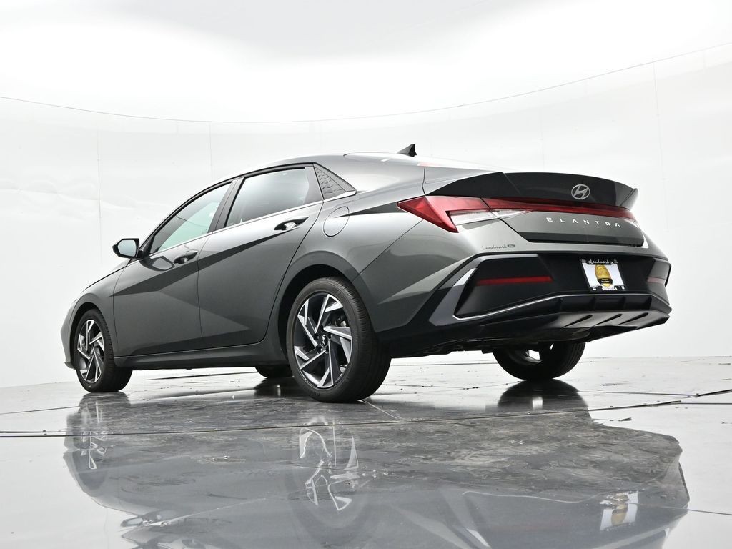 Hyundai Elantra Vehicle Full-screen Gallery Image 25