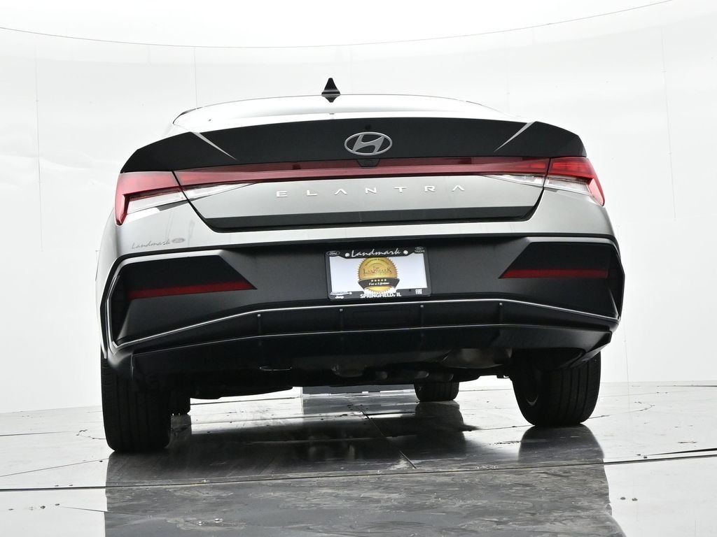 Hyundai Elantra Vehicle Full-screen Gallery Image 26