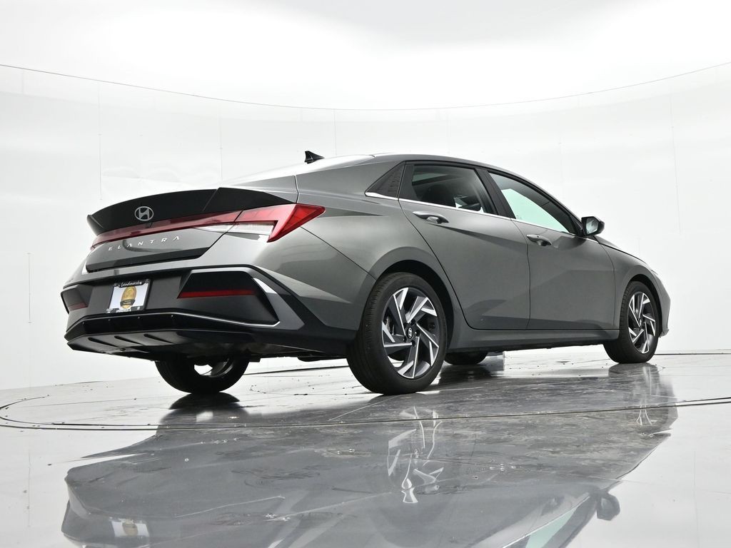 Hyundai Elantra Vehicle Full-screen Gallery Image 27