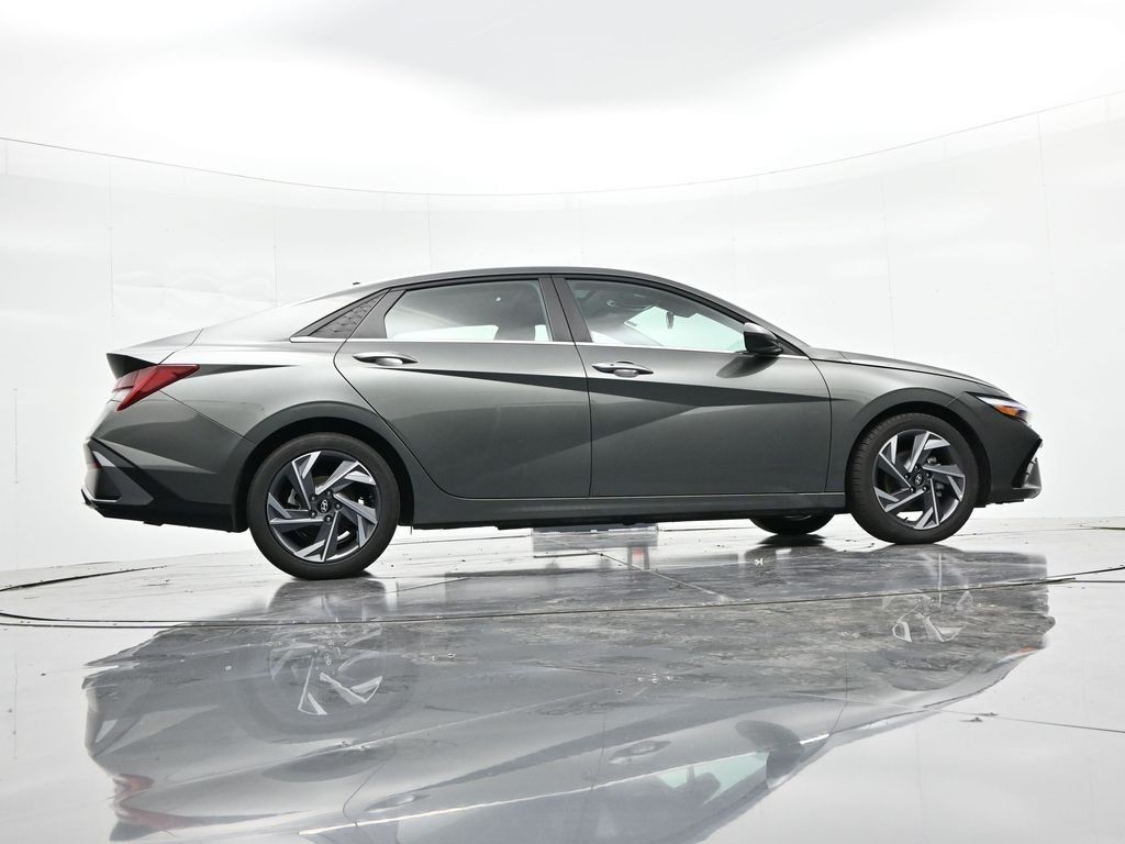 Hyundai Elantra Vehicle Full-screen Gallery Image 28