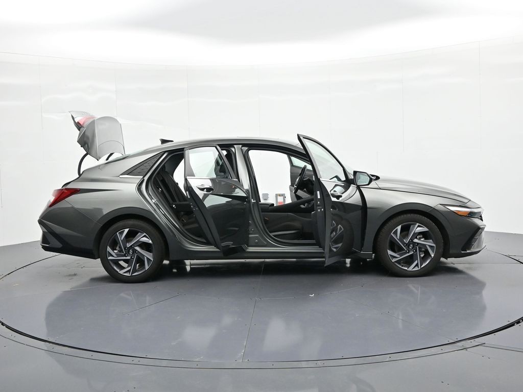 Hyundai Elantra Vehicle Full-screen Gallery Image 29