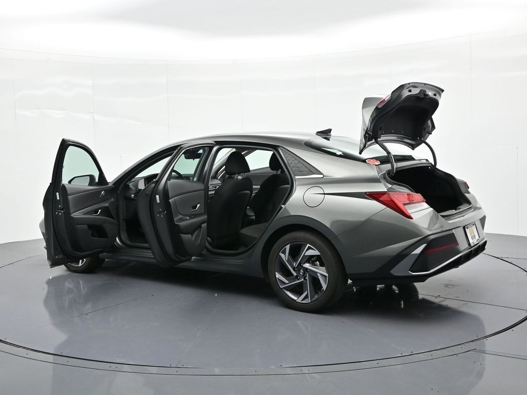 Hyundai Elantra Vehicle Full-screen Gallery Image 30