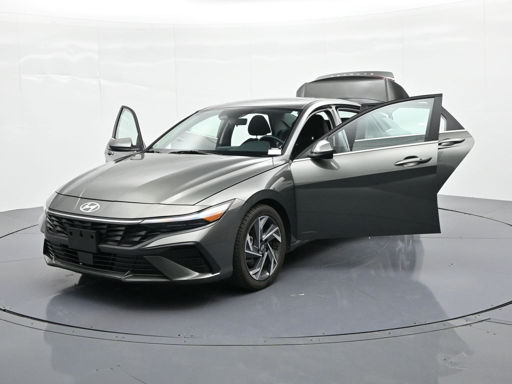 Hyundai Elantra Vehicle Full-screen Gallery Image 31