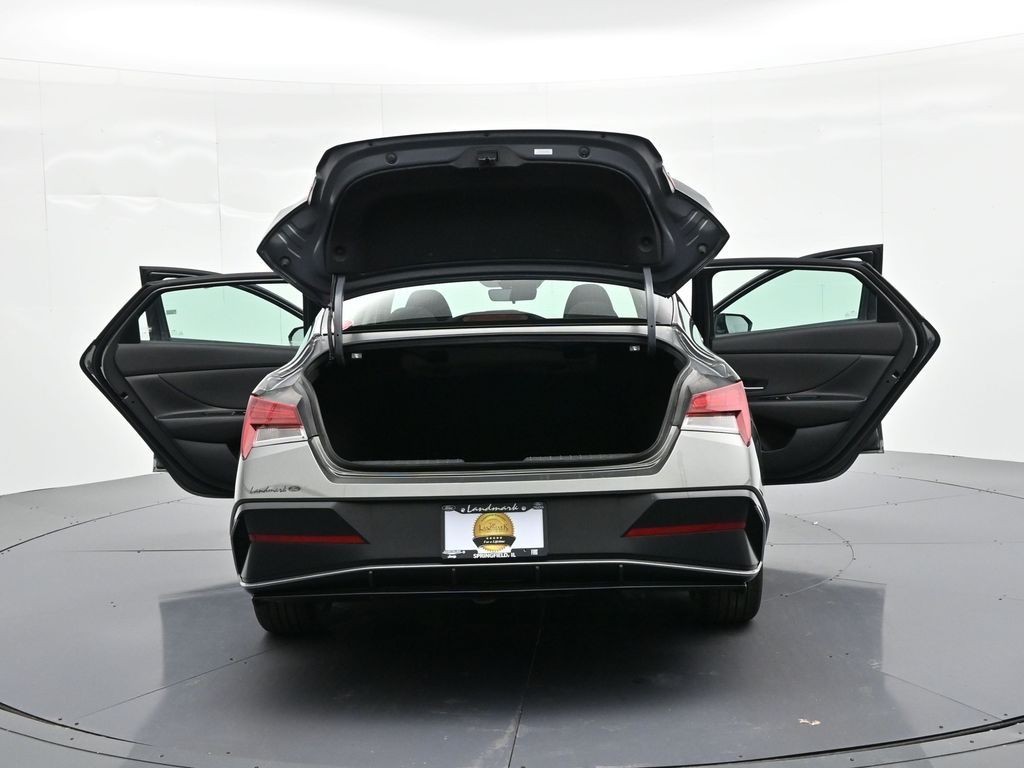 Hyundai Elantra Vehicle Full-screen Gallery Image 32