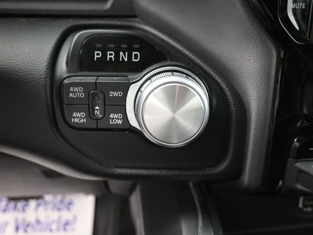 Ram 1500 Vehicle Full-screen Gallery Image 12