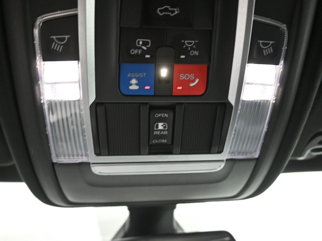 Ram 1500 Vehicle Full-screen Gallery Image 14