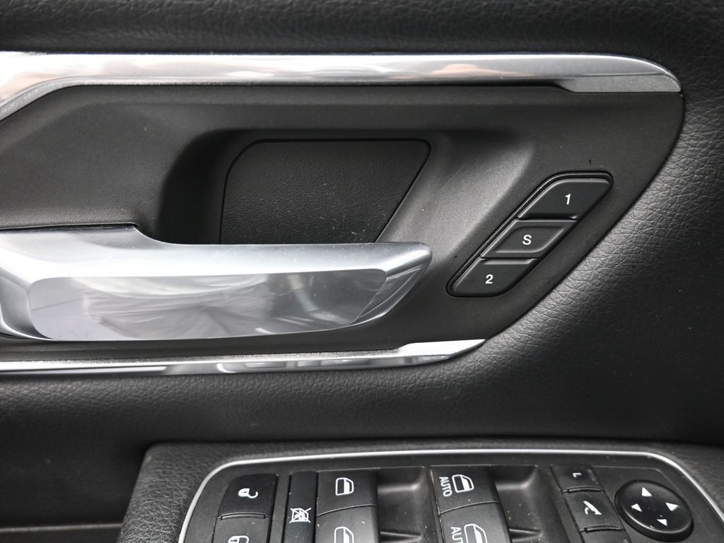 Ram 1500 Vehicle Full-screen Gallery Image 17