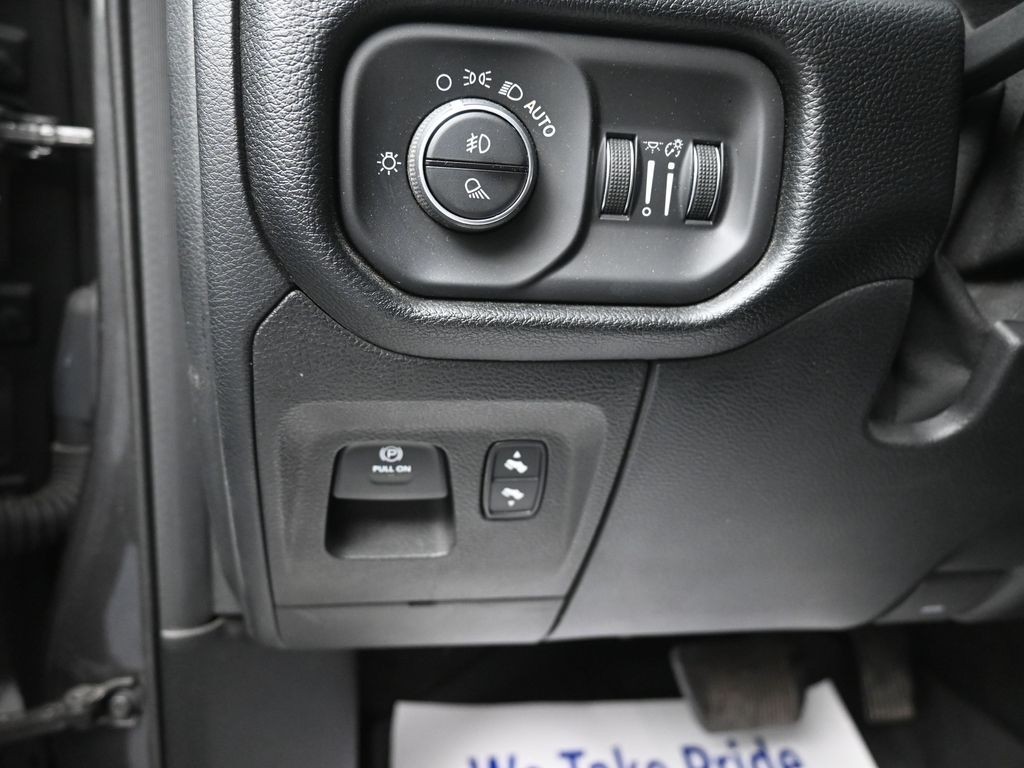 Ram 1500 Vehicle Full-screen Gallery Image 18