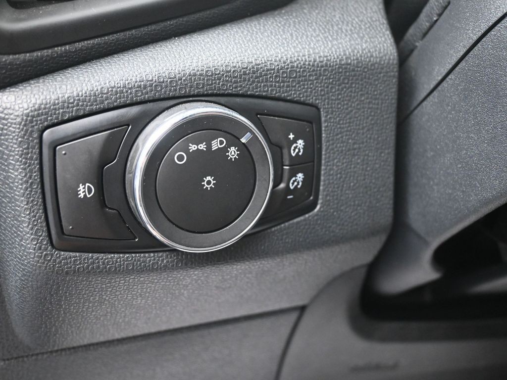 Ford EcoSport Vehicle Full-screen Gallery Image 18