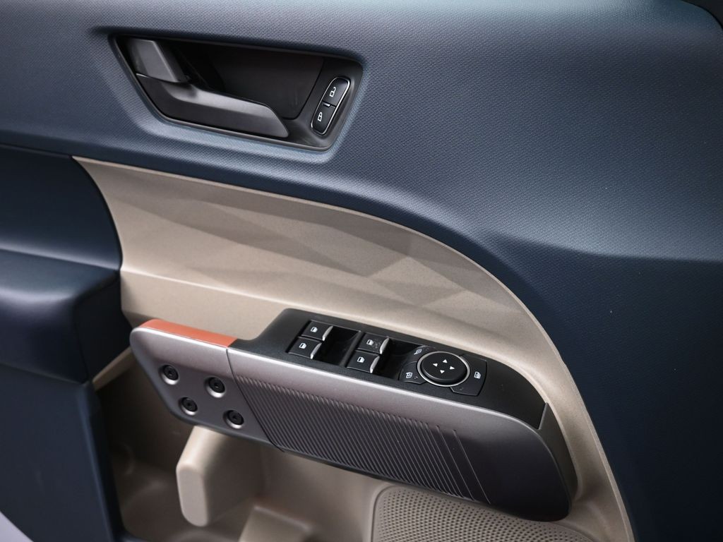 Ford Maverick Vehicle Full-screen Gallery Image 15