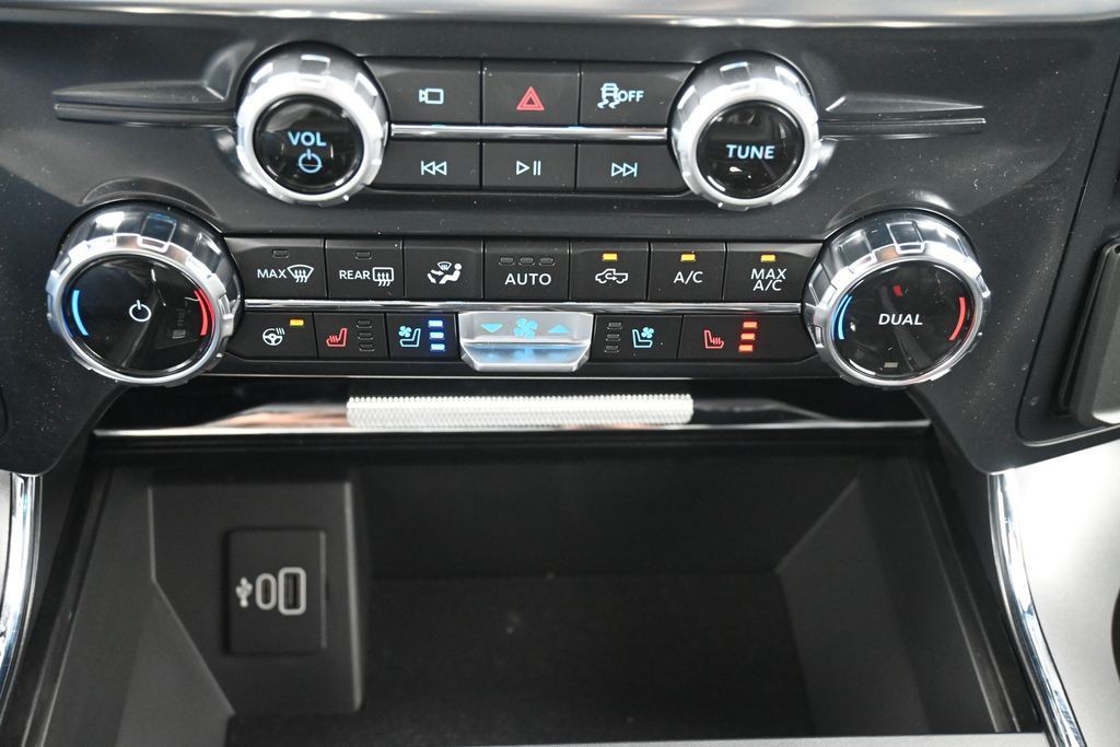 Ford F-150 Vehicle Full-screen Gallery Image 14