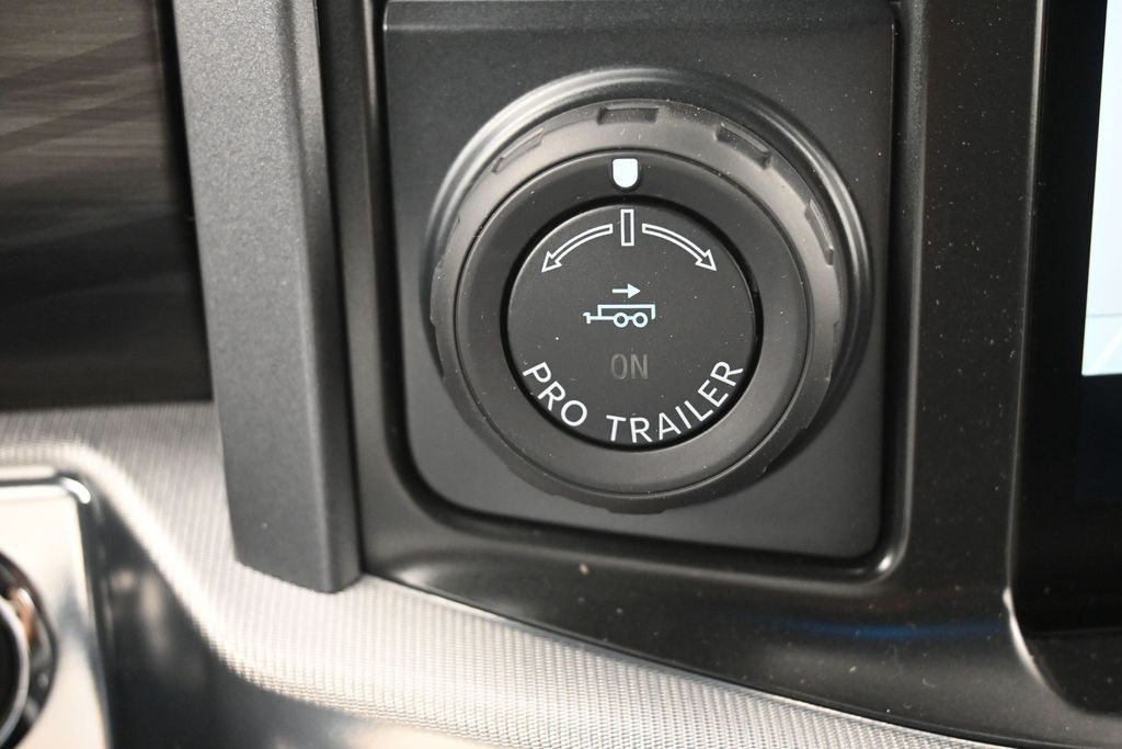 Ford F-150 Vehicle Full-screen Gallery Image 15