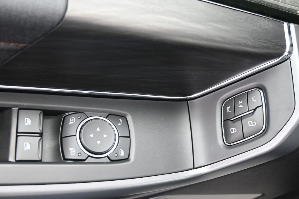 Ford F-150 Vehicle Full-screen Gallery Image 25
