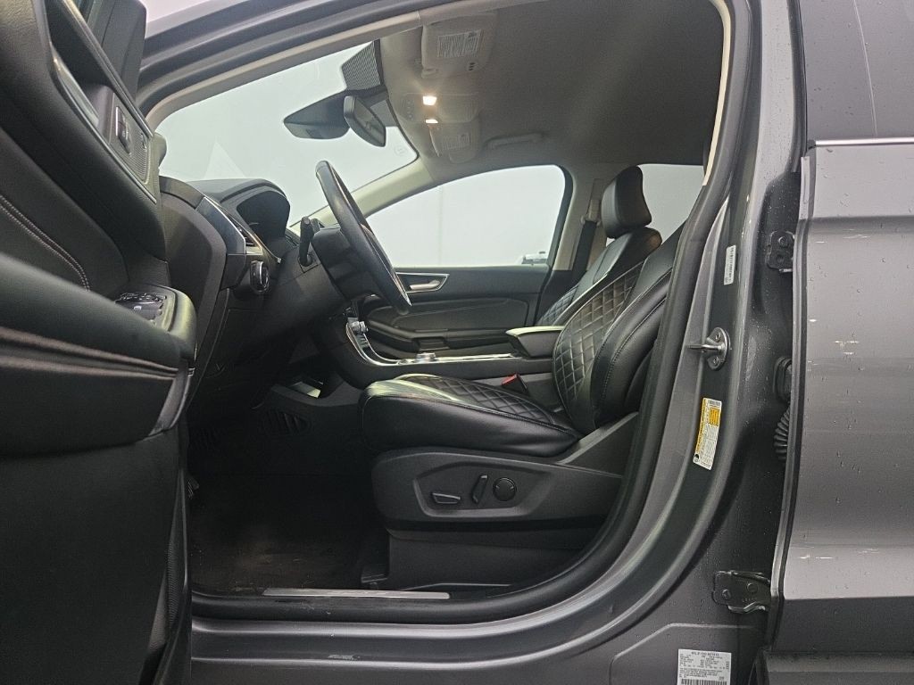 Ford Edge Vehicle Full-screen Gallery Image 2