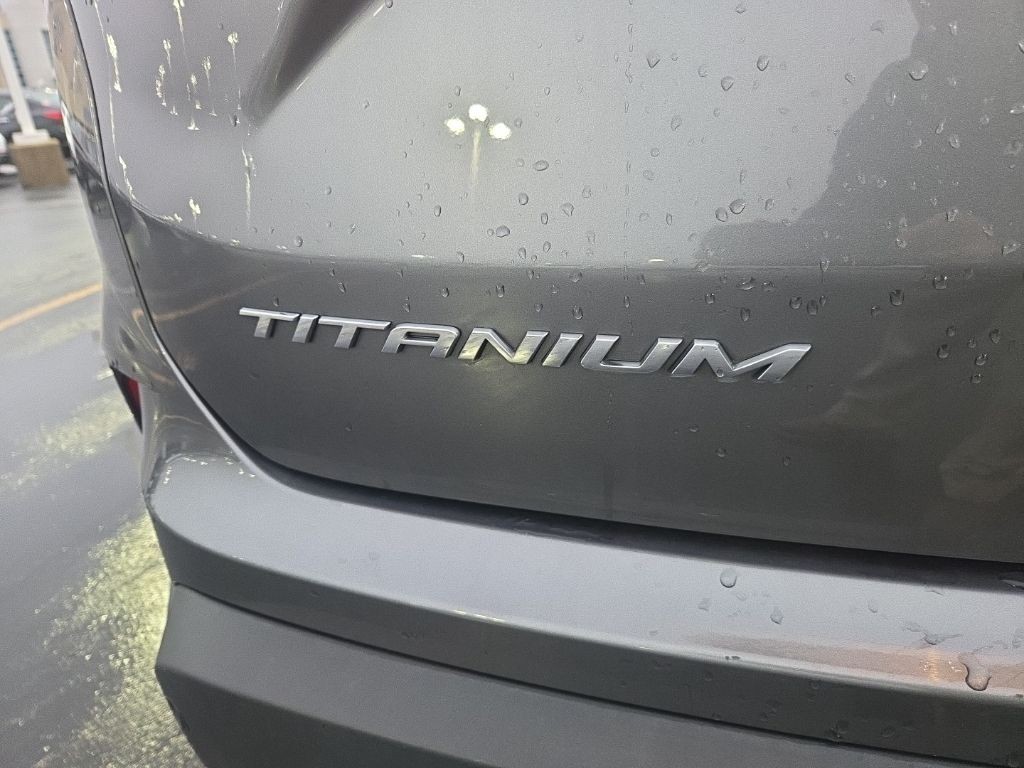 Ford Edge Vehicle Full-screen Gallery Image 5