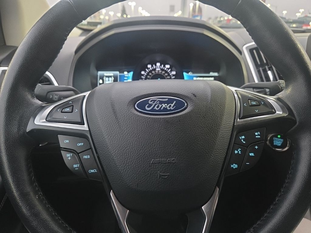 Ford Edge Vehicle Full-screen Gallery Image 13