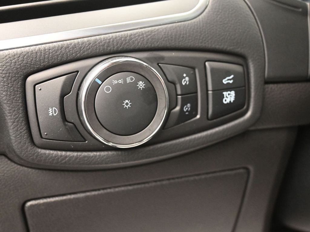 Ford Edge Vehicle Full-screen Gallery Image 19