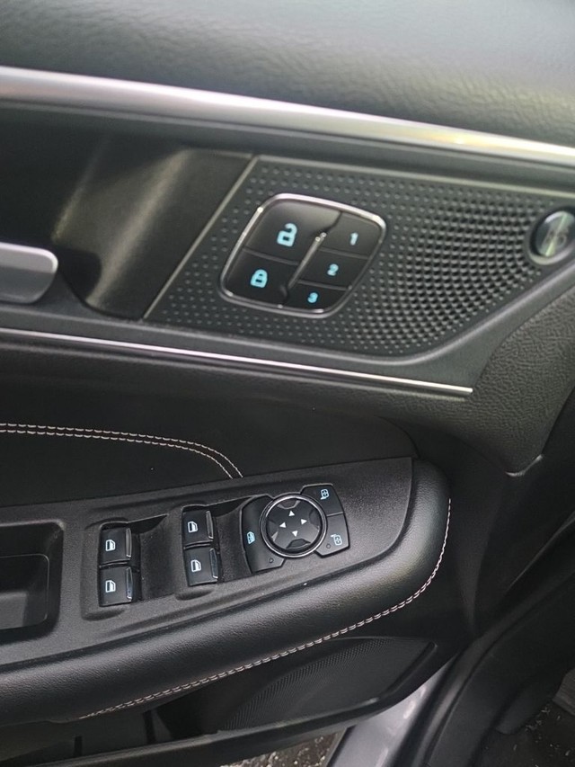 Ford Edge Vehicle Full-screen Gallery Image 10