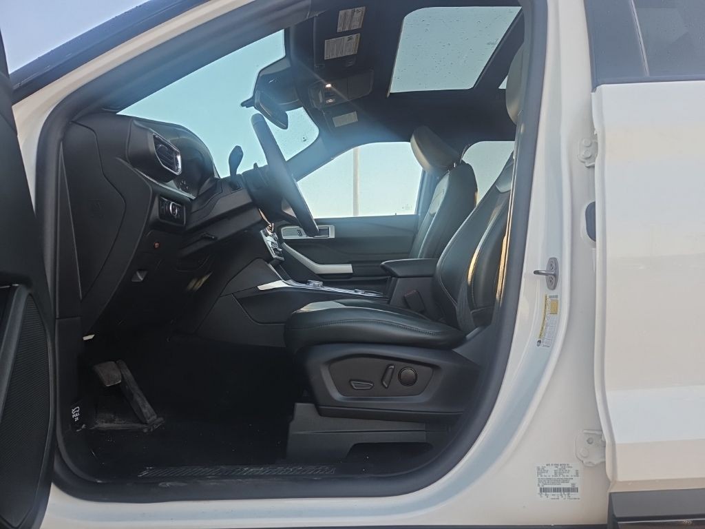 Ford Explorer Vehicle Full-screen Gallery Image 2