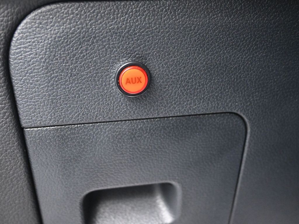 Ford Explorer Vehicle Full-screen Gallery Image 21