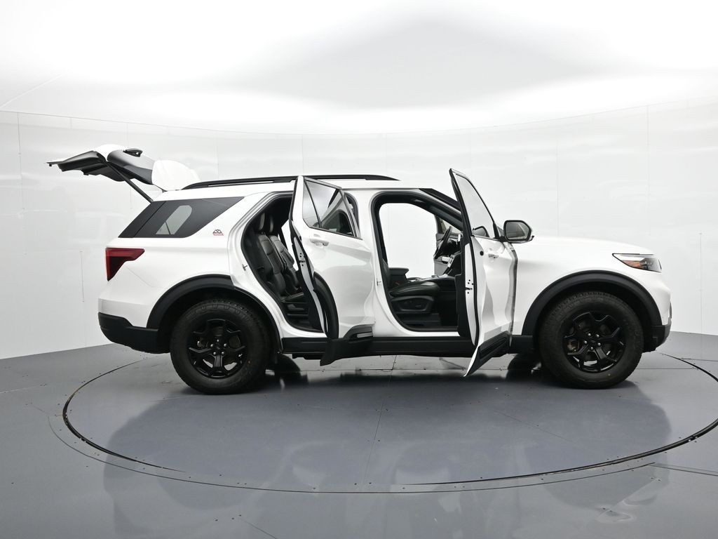 Ford Explorer Vehicle Full-screen Gallery Image 35