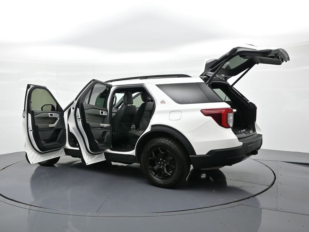 Ford Explorer Vehicle Full-screen Gallery Image 36