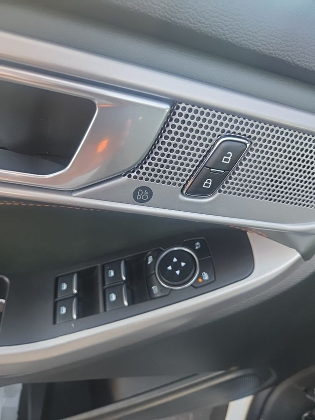 Ford Explorer Vehicle Full-screen Gallery Image 10