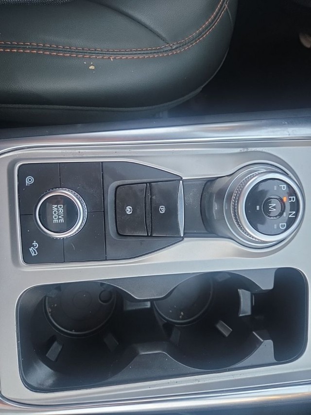 Ford Explorer Vehicle Full-screen Gallery Image 16