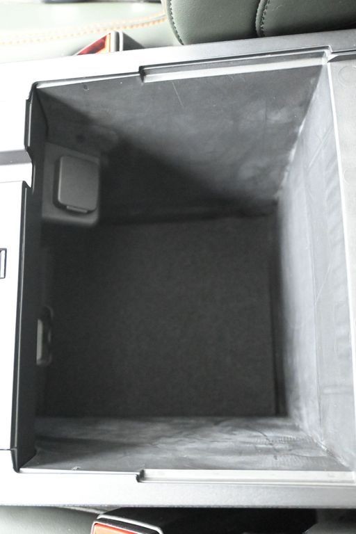 Ford Explorer Vehicle Full-screen Gallery Image 17