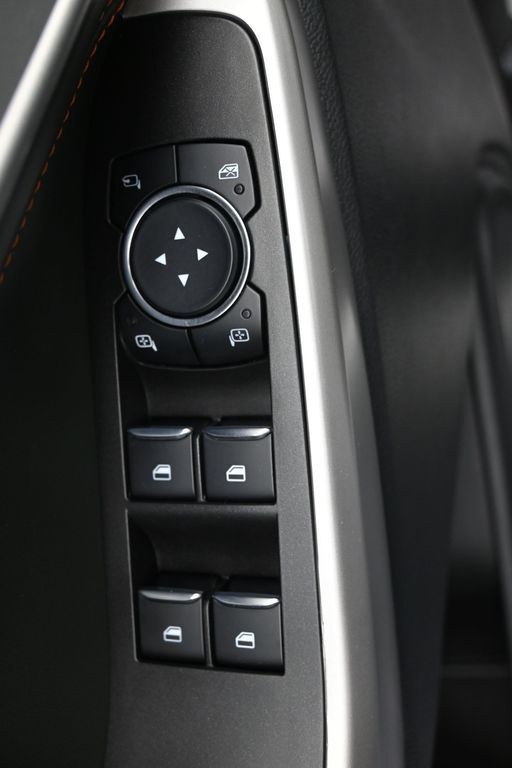 Ford Explorer Vehicle Full-screen Gallery Image 24