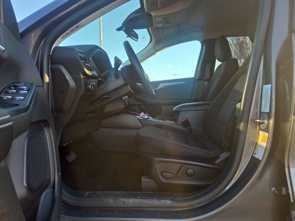 Ford Escape Vehicle Full-screen Gallery Image 2