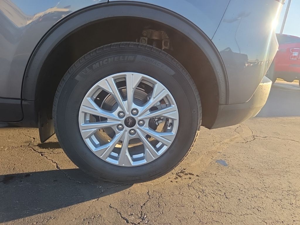 Ford Escape Vehicle Full-screen Gallery Image 4