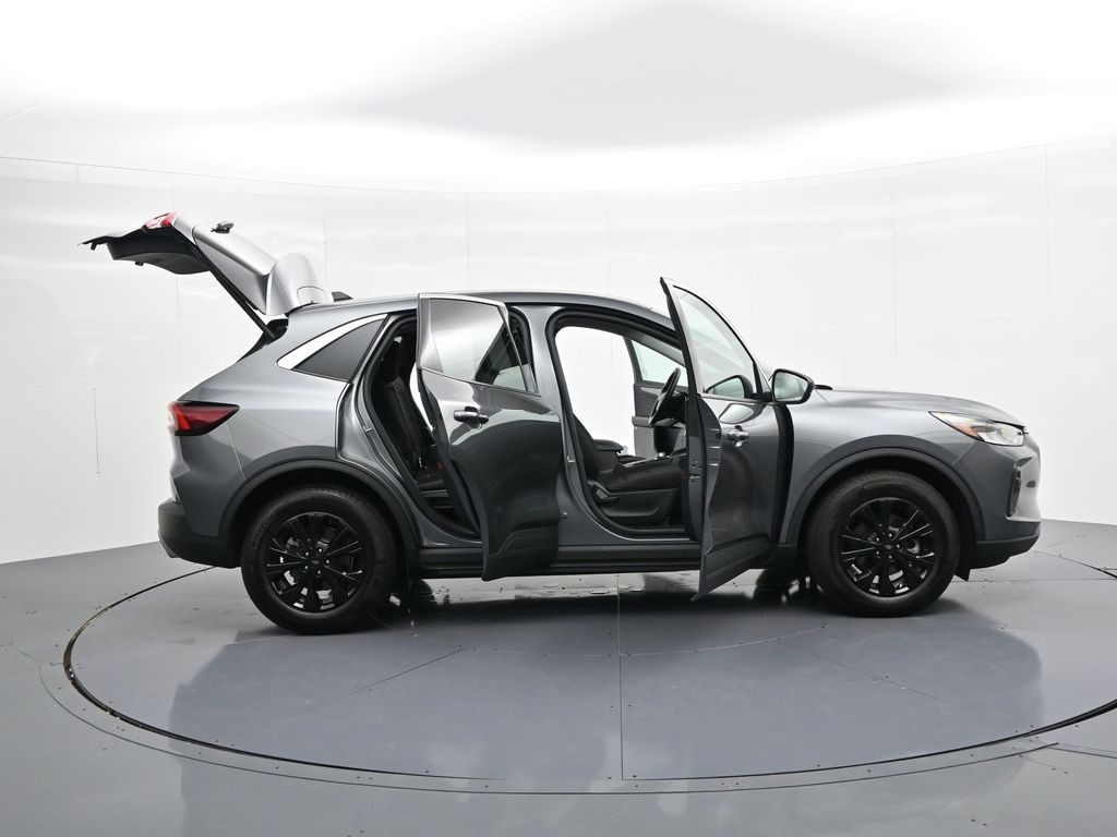 Ford Escape Vehicle Full-screen Gallery Image 28