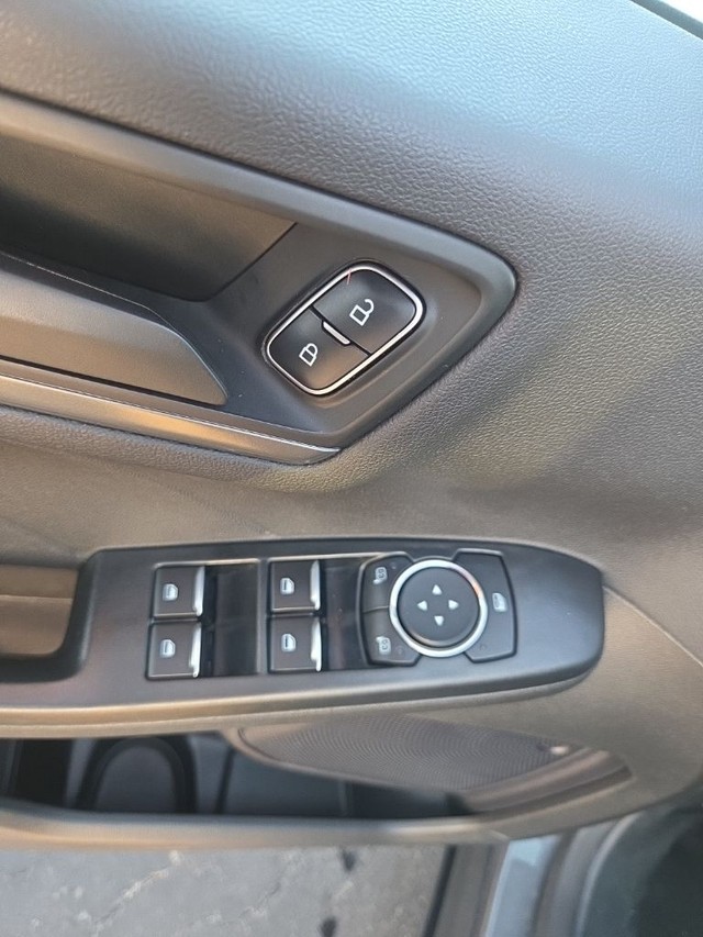 Ford Escape Vehicle Full-screen Gallery Image 10