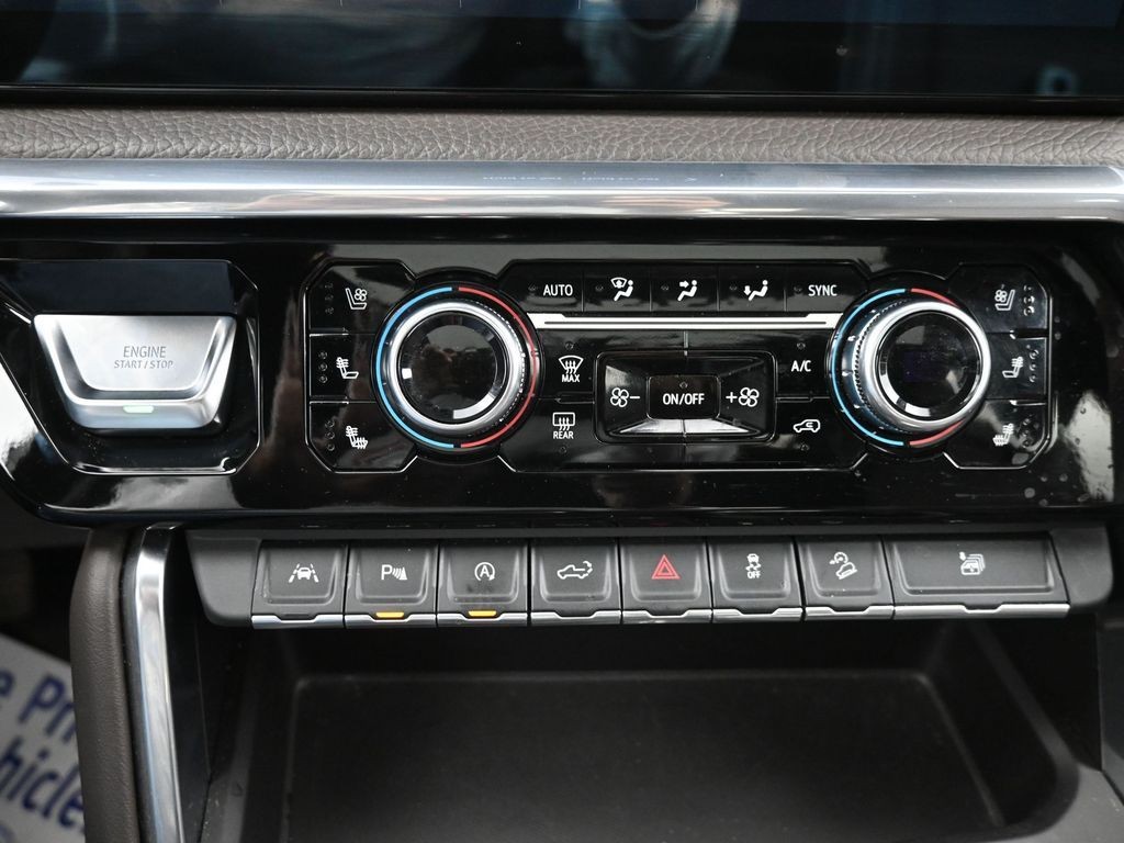 GMC Sierra 1500 Vehicle Full-screen Gallery Image 13