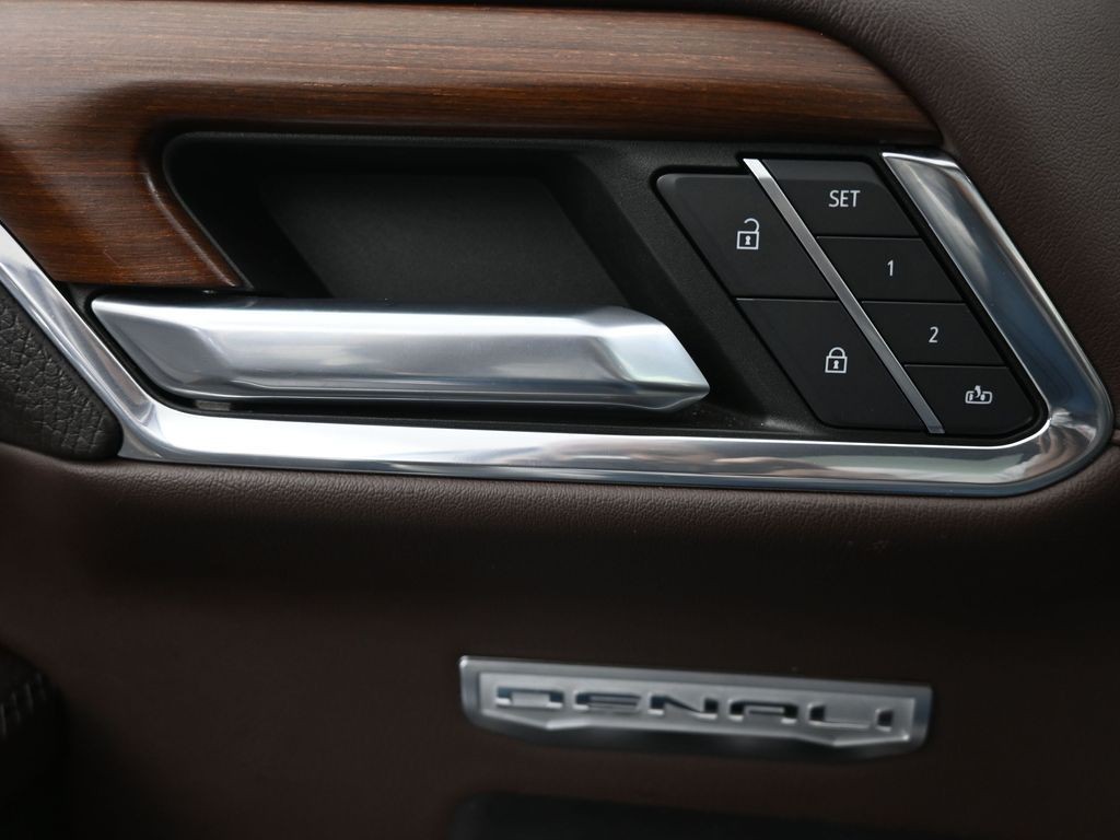 GMC Sierra 1500 Vehicle Full-screen Gallery Image 17