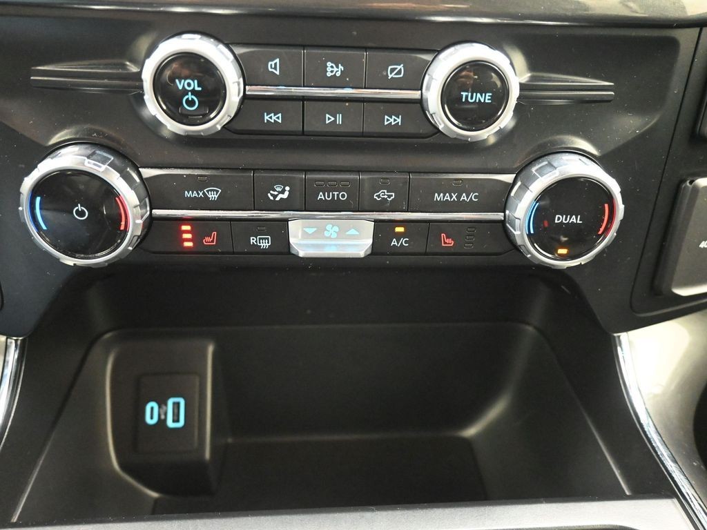 Ford F-150 Vehicle Full-screen Gallery Image 12