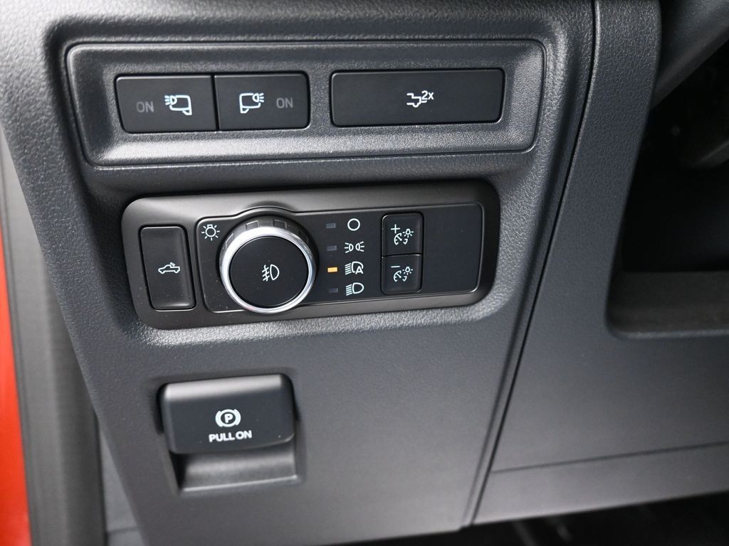 Ford F-150 Vehicle Full-screen Gallery Image 17