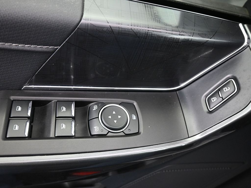 Ford F-150 Vehicle Full-screen Gallery Image 18