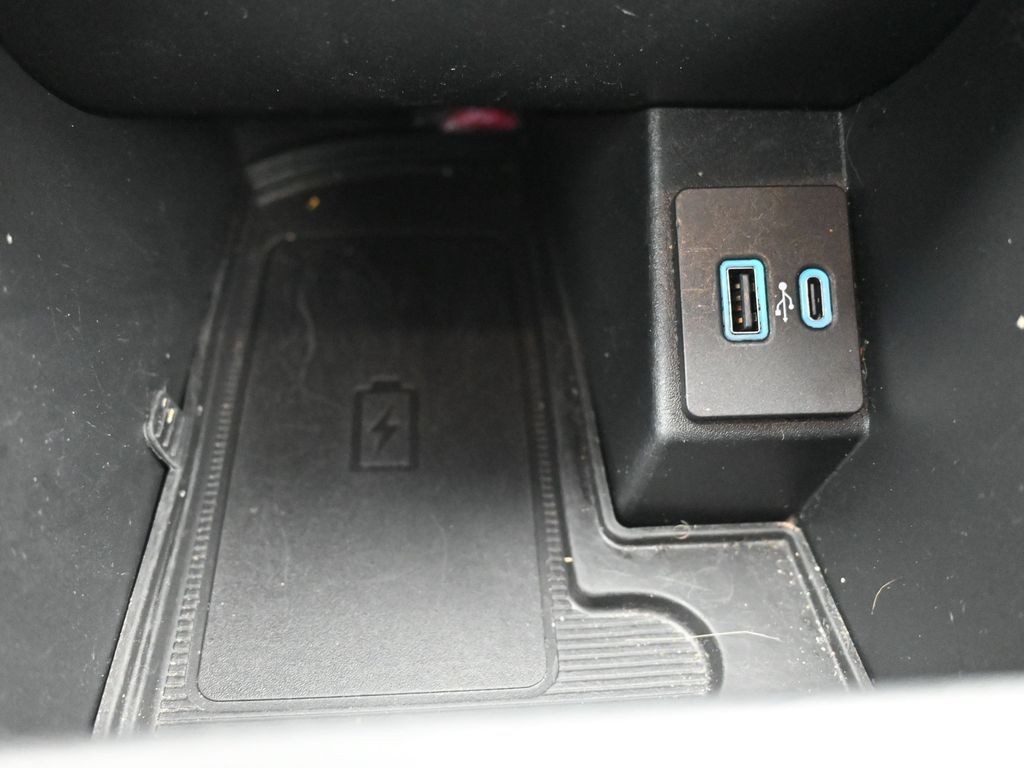 Ford Edge Vehicle Full-screen Gallery Image 14