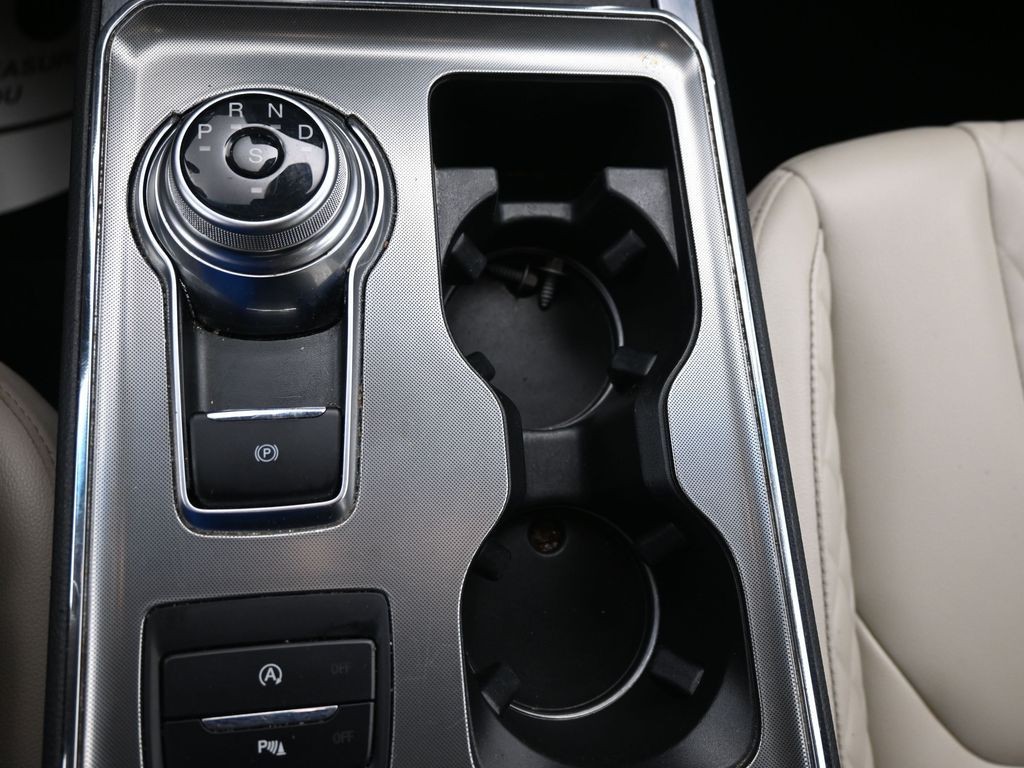 Ford Edge Vehicle Full-screen Gallery Image 15