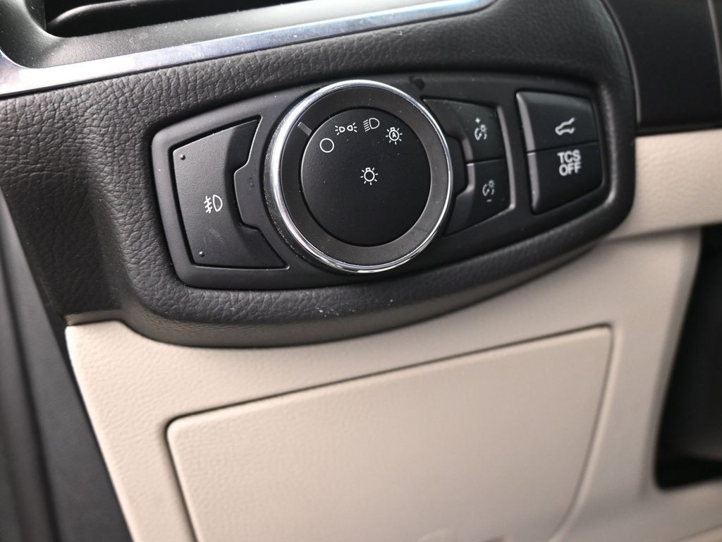 Ford Edge Vehicle Full-screen Gallery Image 19