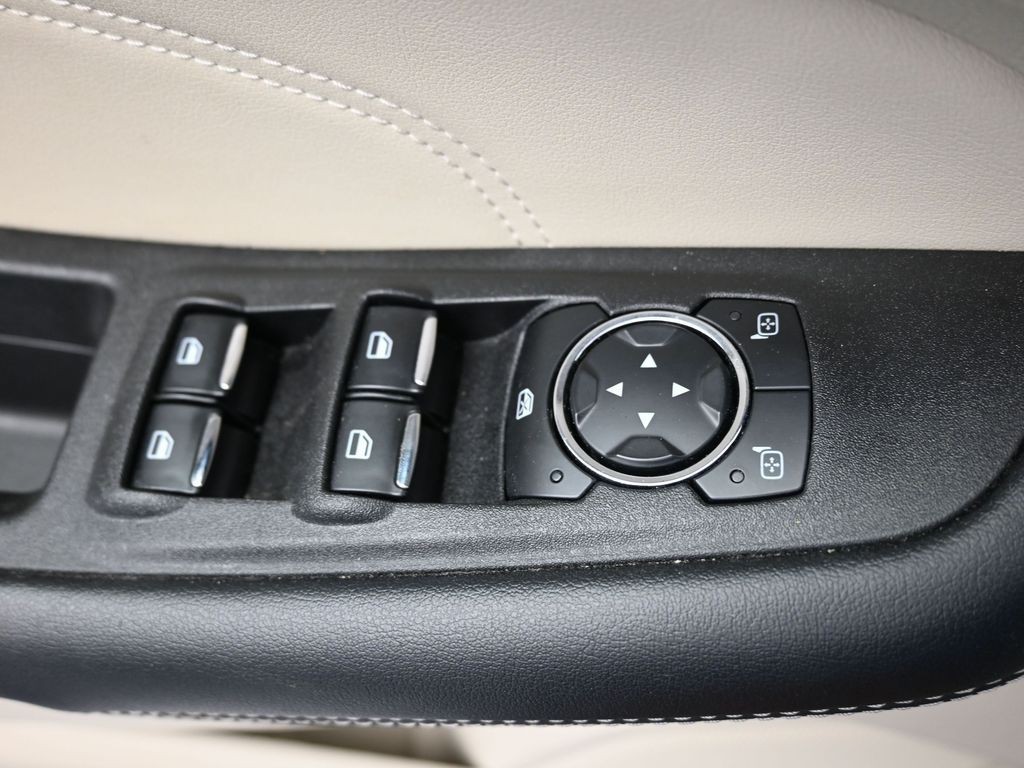 Ford Edge Vehicle Full-screen Gallery Image 21